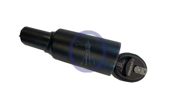 A black pipe with a black cap and a blue arrow.